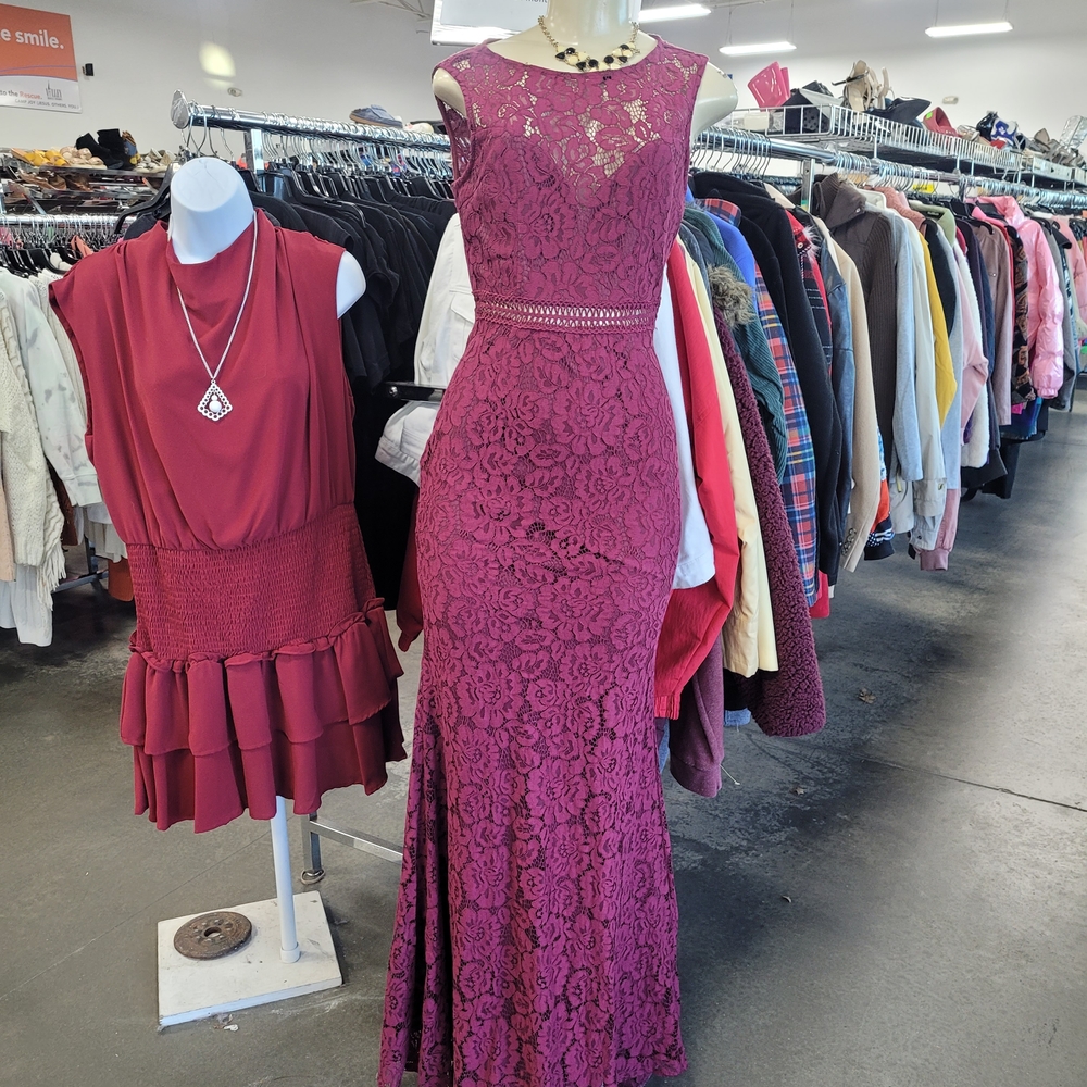 Lulu's Wine Lace Maxi Dress - Sleeveless Fitted Gown-perfect for Fall